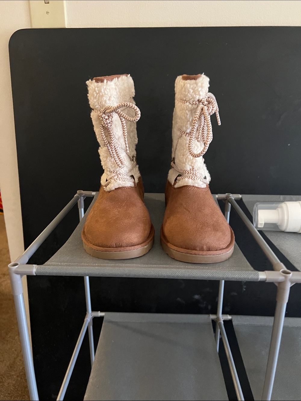 Cozy Brown Suede-Look Winter Boots with Cream Faux-Shearling Trim
